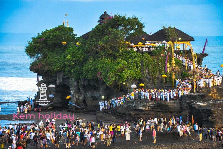 Đền Tanah Lot lúc hoàng hôn với sóng biển xô vào chân đền, bối cảnh chỉ có thể chụp vào những ngày không phải Nyepi