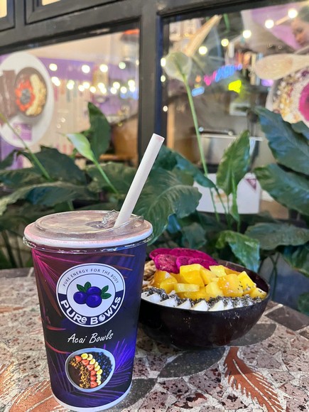 Bát açaí bowl và nước ép cold-press tươi tại một quán healthy nổi tiếng ở Ubud