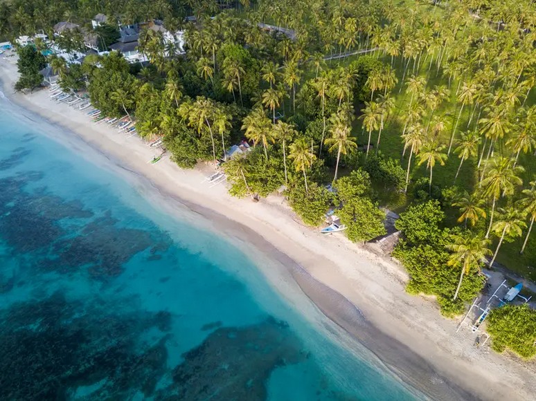 Bãi biển Nusa Dua nhìn từ trên cao với dải bờ cát trắng phẳng lặng và hàng dừa