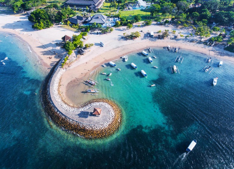 Bãi biển Sanur êm với những chiếc thuyền cá jukung truyền thống lúc bình minh