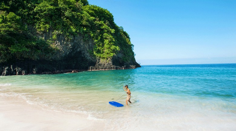 Bãi biển Seminyak buổi sáng mùa khô, trời xanh và sóng nhẹ