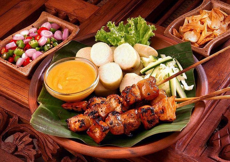 Bữa ăn địa phương đặc trưng Bali với thịt nướng satay