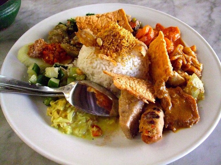Bữa ăn chay truyền thống kiểu Bali gồm nasi campur rau củ, tempe, đậu hũ chiên và sambal trên lá chuối