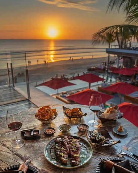 Bữa ăn tối lãng mạn view bãi biển Seminyak