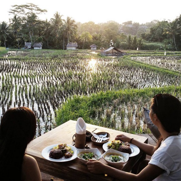 Bữa ăn trưa tại warung địa phương gần ruộng bậc thang Tegallalang với món nasi goreng và sate