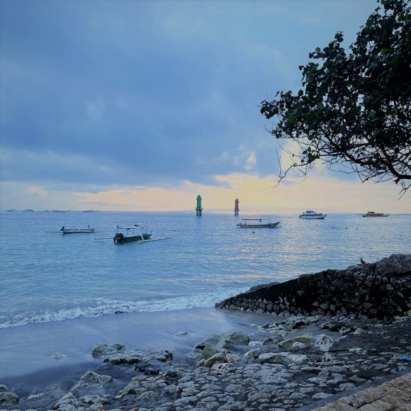 Biển Selat Badung nhìn từ cảng Sanur buổi sáng sớm, sóng thấp