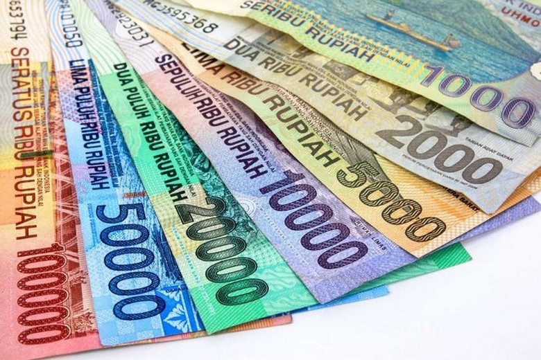 Các tờ tiền rupiah IDR mệnh giá nhỏ đặt trong ví du lịch, phù hợp để tip lẻ tại Bali
