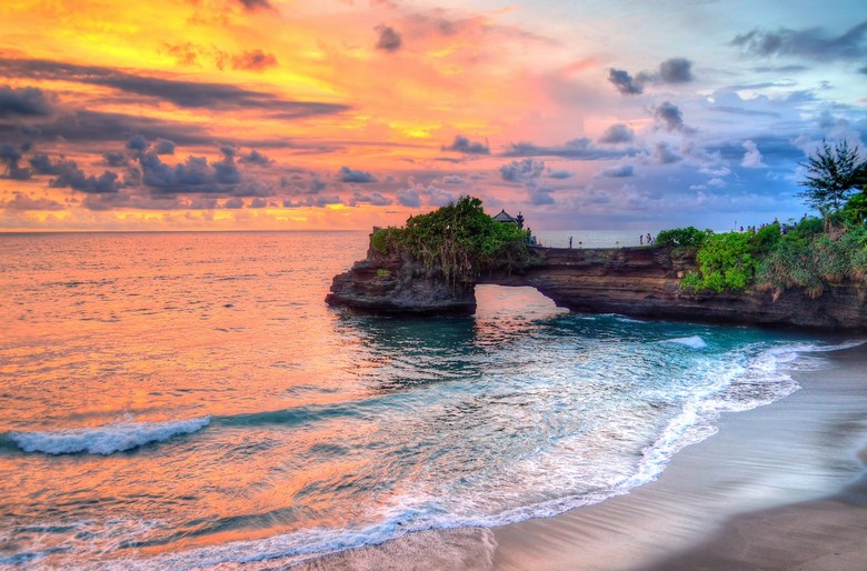 Cảnh bình minh tại đền Tanah Lot nhìn từ bờ biển