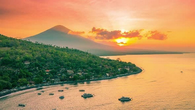 Cảnh hoàng hôn tuyệt đẹp trên biển tại Amed nhìn từ bãi lặn, núi Agung mờ phía xa