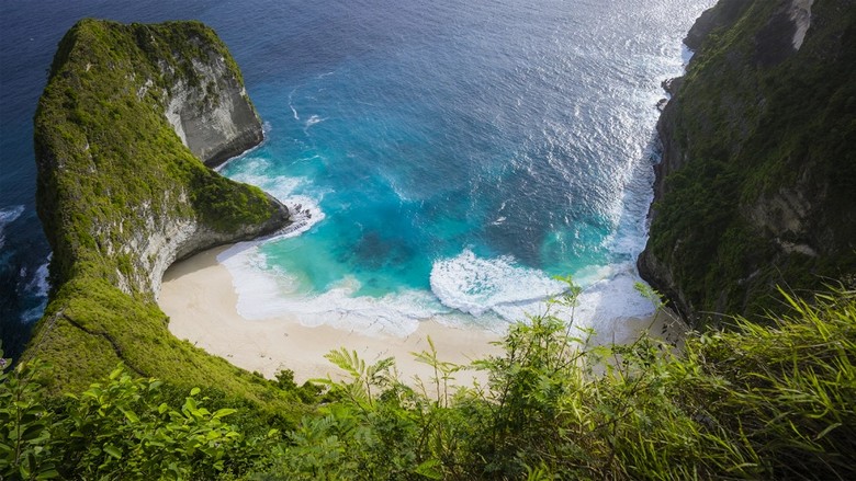 Cảnh quan Kelingking Beach Nusa Penida nhìn từ vách đá xuống