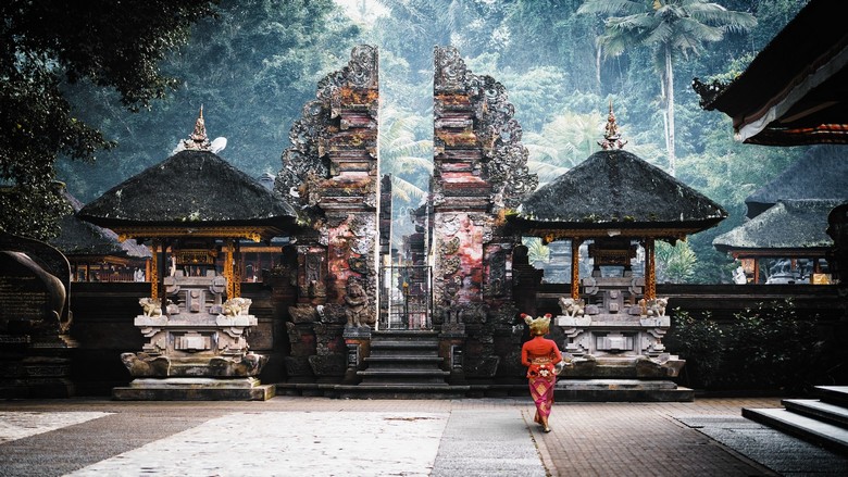Cổng đá chạm khắc và sân trong của đền Tirta Empul
