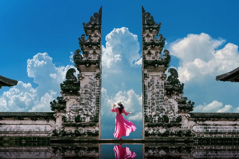 Cổng đền Lempuyang với bóng núi Agung phản chiếu trong gương, bầu trời xanh buổi sáng sớm