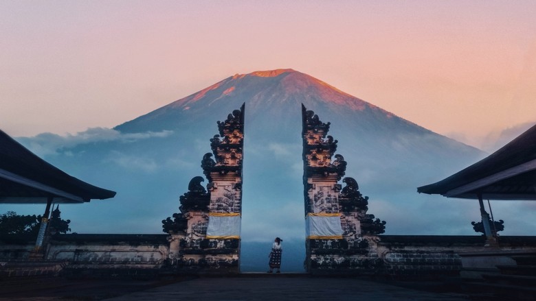 Khách du lịch Việt Nam chụp ảnh tại cổng trời Lempuyang với núi Agung phía sau
