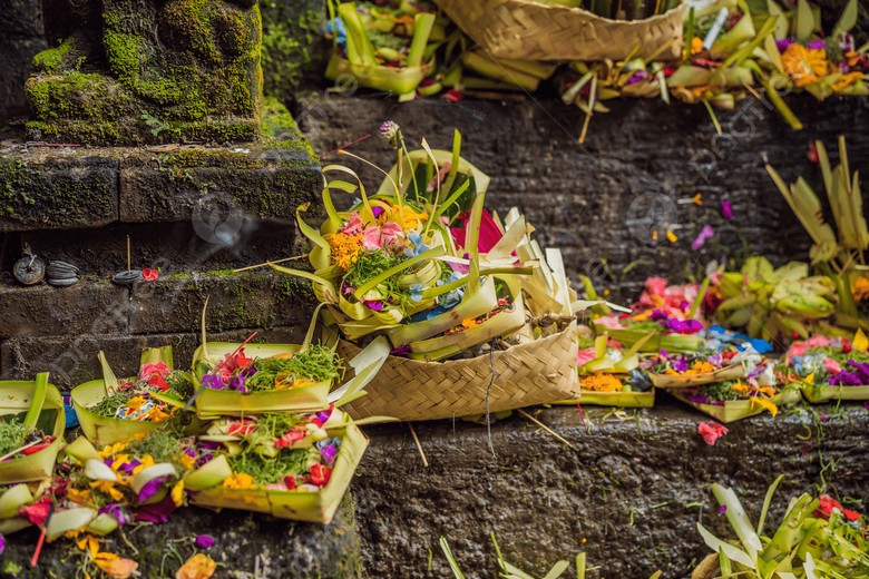 Canang sari mâm cúng nhỏ của người Bali đặt trước lối vào resort buổi sáng