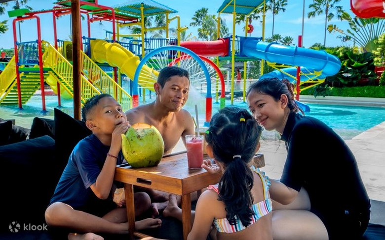 Gia đình có trẻ nhỏ vui chơi tại hồ bơi resort ở Bali