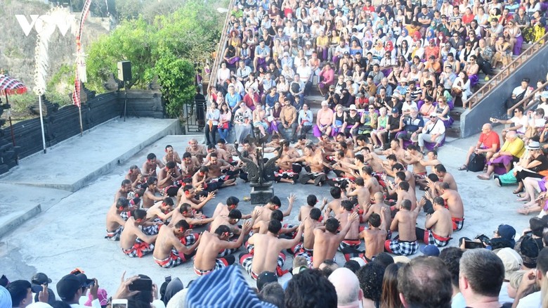 Gia đình khách du lịch ngồi xem múa Kecak tại sân khấu ngoài trời đền Uluwatu