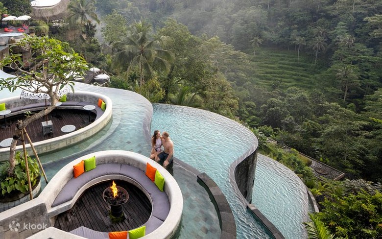 Hồ bơi infinity pool nhìn ra ruộng bậc thang tại một resort Ubud vào chiều tối