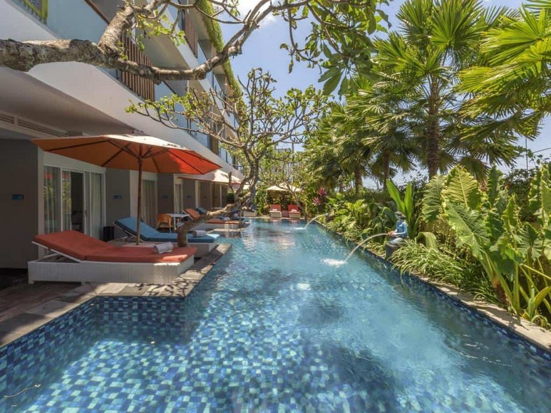 Hồ bơi resort tại Seminyak yên tĩnh trong ngày Nyepi, không gian xanh mát không một tiếng động bên ngoài