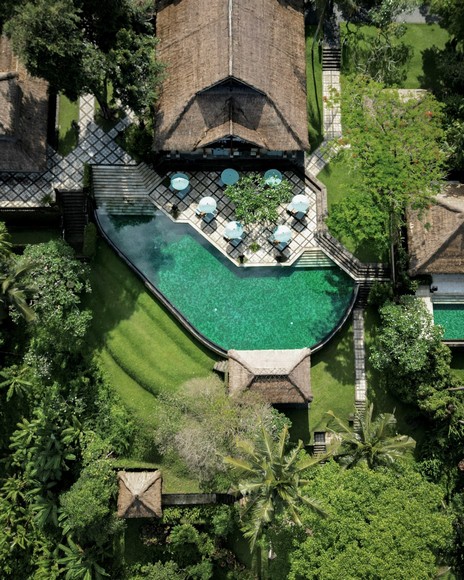 Hồ bơi riêng trong villa Ubud nhìn ra thung lũng xanh