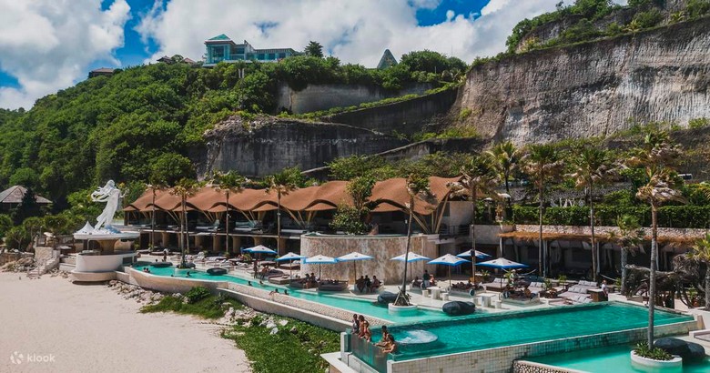 Hồ bơi và khán đài hướng biển của một beach club ở Seminyak