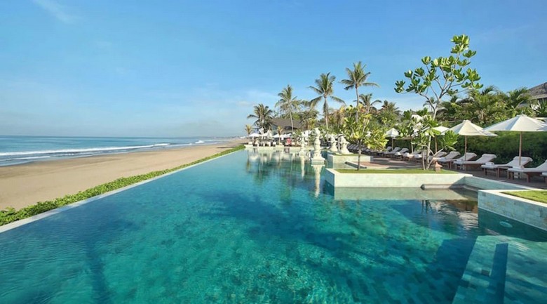 Hồ bơi vô cực của một beach club hướng ra biển ở Seminyak
