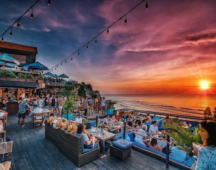 Hoàng hôn nhìn từ một beach club trên vách đá ở Bali