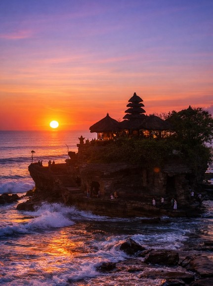 Hoàng hôn rực đỏ phía sau đền Tanah Lot