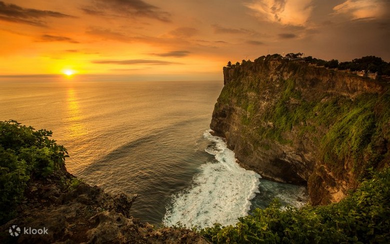 Hoàng hôn từ vách đá Uluwatu nhìn ra Ấn Độ Dương, ánh sáng cam đỏ phản chiếu trên mặt biển