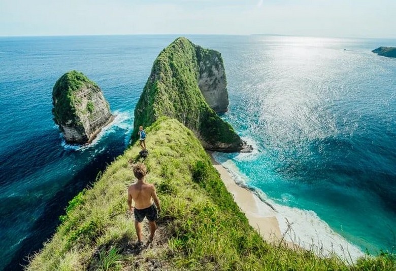Kelingking Beach nhìn từ vách đá, hình mũi khủng long đặc trưng của Nusa Penida