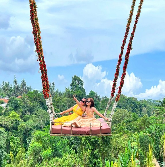 Khách Việt ngồi trên xích đu, đằng sau là thung lũng Ubud