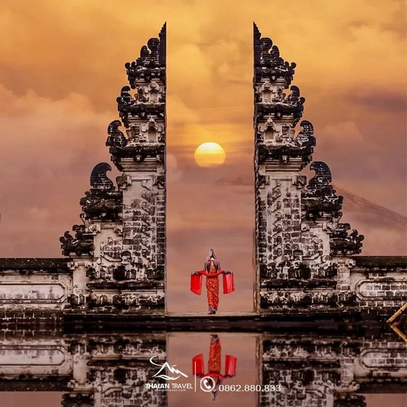 Khách du lịch đứng trước cổng đền Lempuyang Gates of Heaven với nền núi lửa Agung