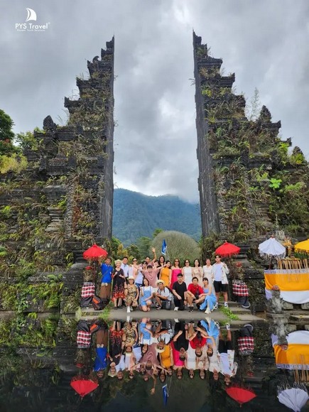 Khách du lịch mặc sarong xếp hàng vào cổng đền Uluwatu trước giờ biểu diễn