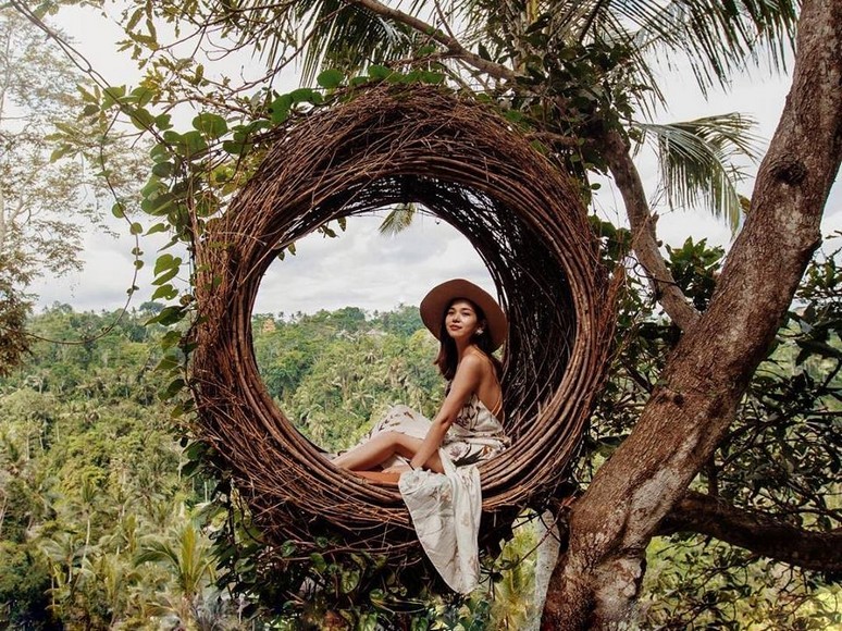 Khách mặc váy trắng ngồi xích đu tổ chim nhìn ra thung lũng Ubud