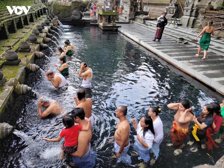 Khách quấn sarong và dây thắt chuẩn bị vào khu đền Tirta Empul