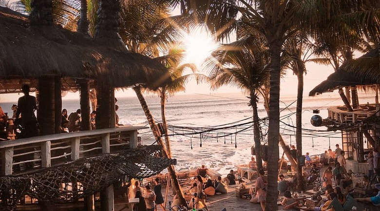 Không gian gỗ mộc và ghế bãi biển tại La Brisa, Canggu