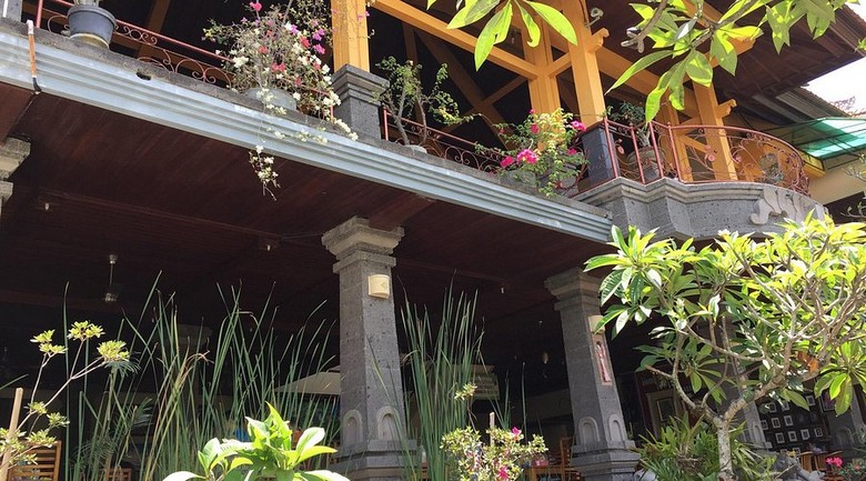Không gian quán Babi Guling Ibu Oka tại Ubud với hàng dài khách xếp chờ buổi trưa