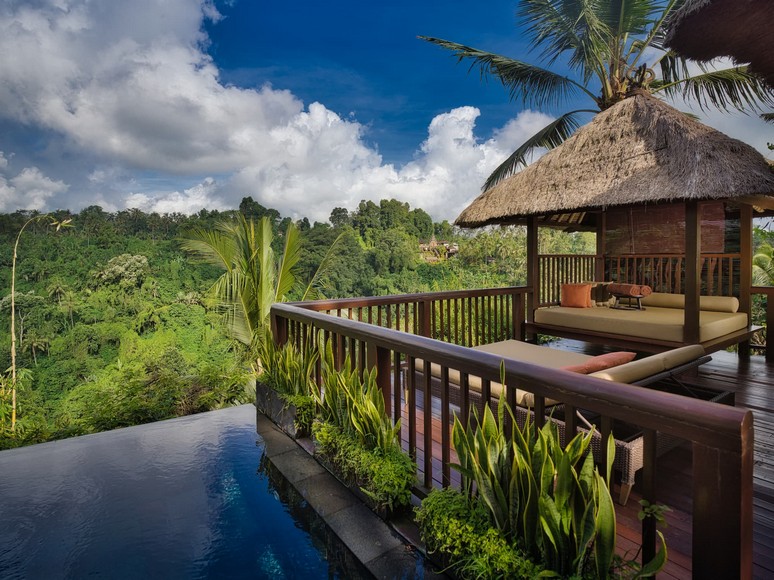 Khoảnh sân villa Ubud nhìn ra thung lũng xanh rậm rạp, buổi sáng sương mù còn bảng lảng