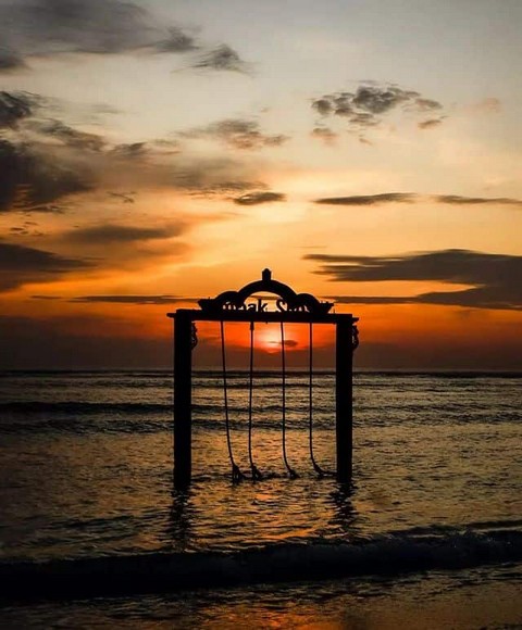 Khung cảnh hoàng hôn nhìn từ bãi biển đảo Gili Trawangan, nước biển trong vắt phía trước