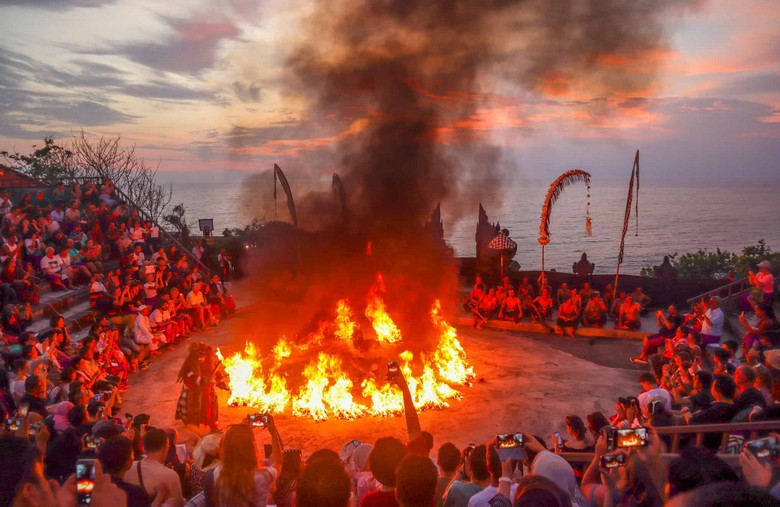 Màn múa lửa Kecak tại đền Uluwatu lúc chạng vạng