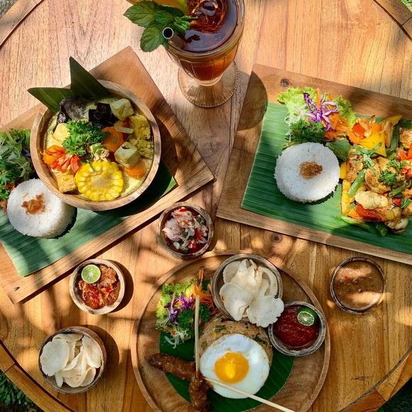 Một bữa ăn sáng tại quán warung Bali với nasi goreng và es teh