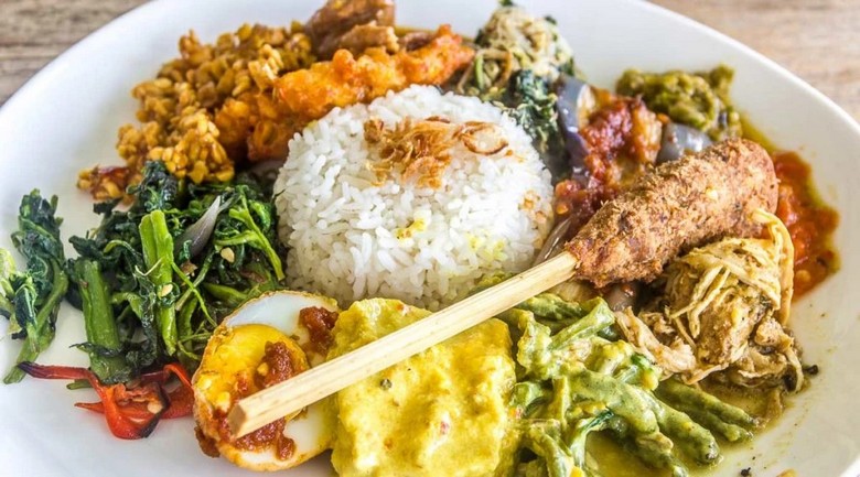 Một món ăn được bày đẹp tại nhà hàng ở Seminyak