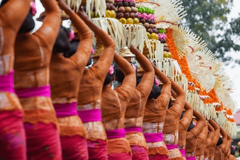 Nghi lễ dâng hoa tại một đền Hindu ở Bali, phụ nữ mặc trang phục truyền thống và quấn sarong