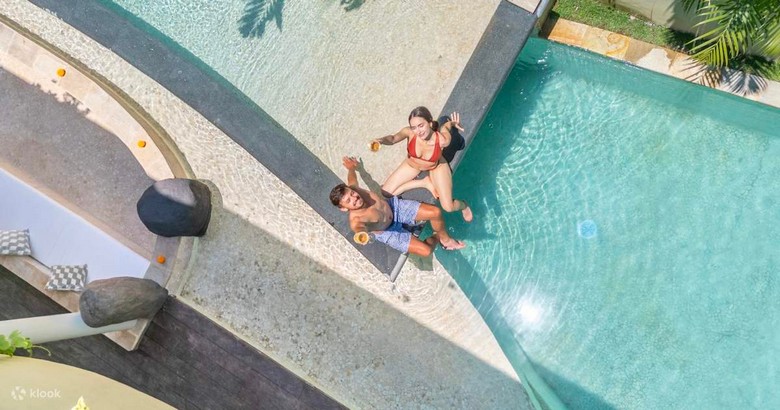 Nhóm bạn tụ tập tại villa hồ bơi Seminyak, Bali buổi chiều tà
