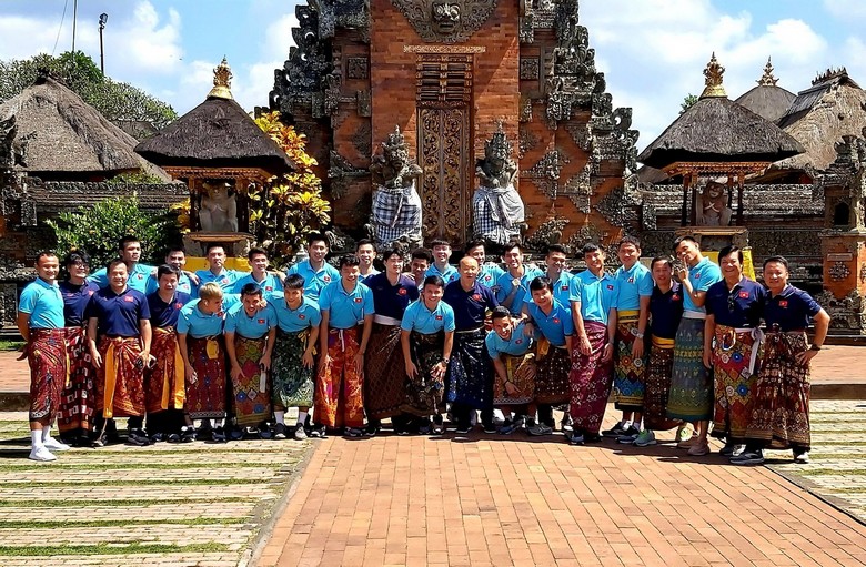 Nhóm khách Việt Nam mặc sarong trước cổng một ngôi đền Bali