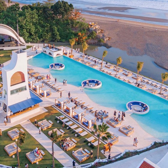 Phố cà phê Batu Bolong tại Canggu buổi sáng sớm