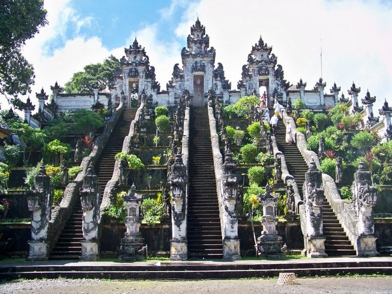 Pura Lempuyang Ngôi Đền Linh Thiêng Nhất Bali