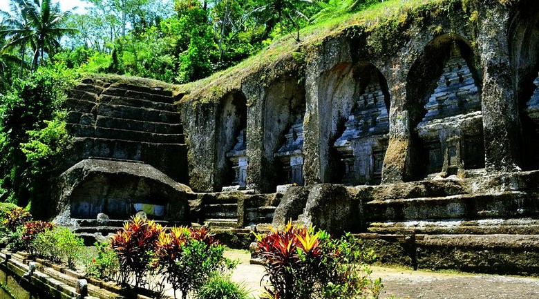 Quần thể đền đá Gunung Kawi khắc vào vách núi gần Ubud