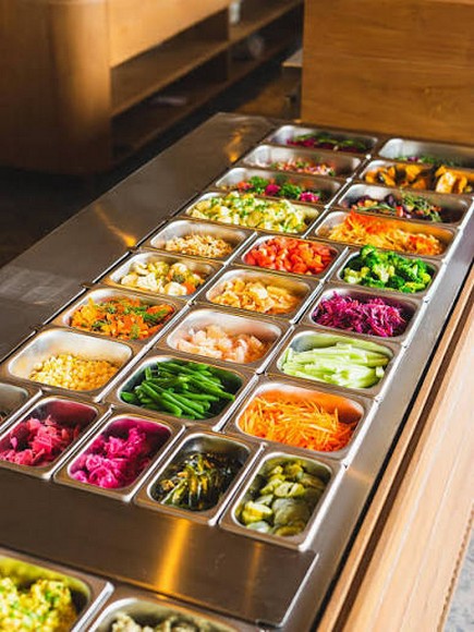 Quầy salad bar tự chọn tại Alchemy Ubud với nhiều loại rau củ, hạt và topping