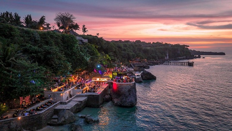 Rock Bar trên mỏm đá Jimbaran lúc mặt trời lặn