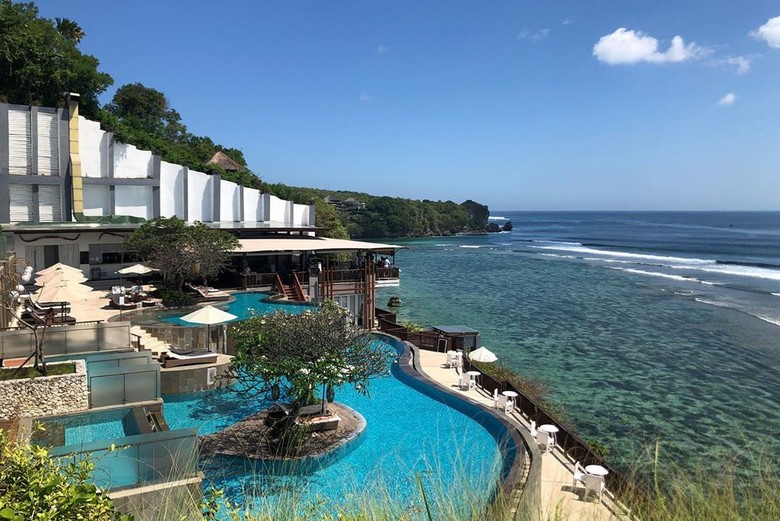 So sánh view resort Ubud nhìn rừng nhiệt đới và resort Uluwatu nhìn ra biển Ấn Độ Dương